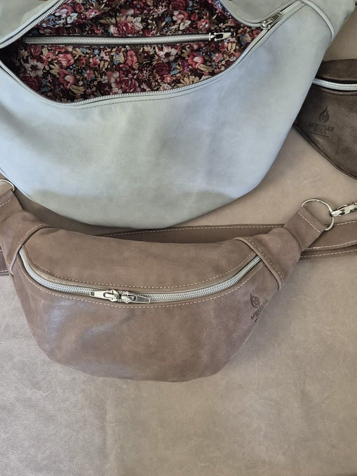 Geöffnete Sling mit geblümtem Innenfutter