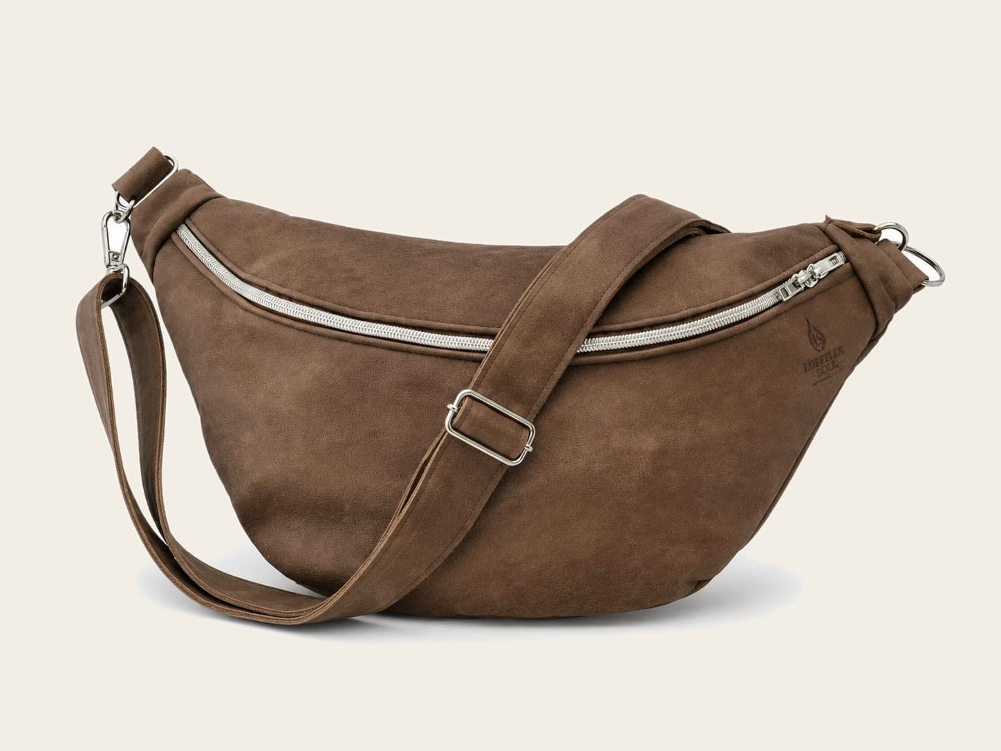 Sling Standard in Braun: große Crossbody-Ledertasche mit silbernem Reißverschluss und breitem, verstellbarem Gurt